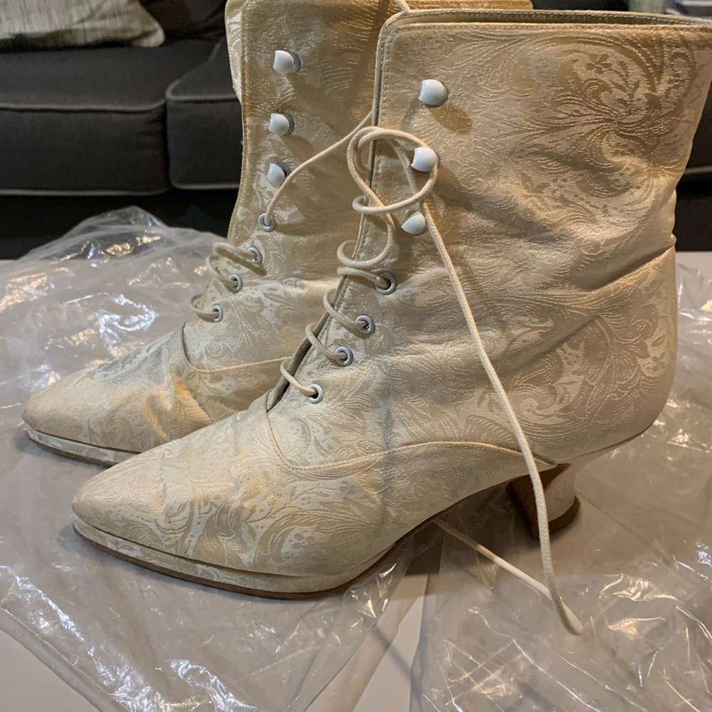Women’s Wedding Boots - Picture 3 of 5